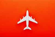 白色乘客模型飞机明亮的红色的背景免费的空间文本