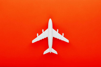 白色乘客<strong>模型</strong>飞机明亮的红色的背景<strong>免费</strong>的空间文本