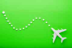 白色乘客飞机轨迹点路线地图孤立的明亮的绿色背景