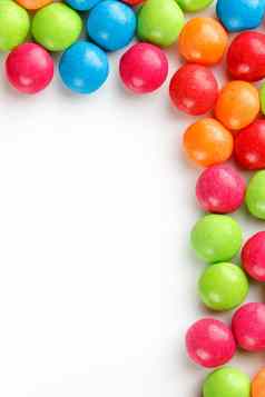 彩虹颜色五彩缤纷的糖果特写镜头多色的釉糖果白色背景