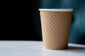 塑料杯咖啡木表格模糊背景空间文本广告
