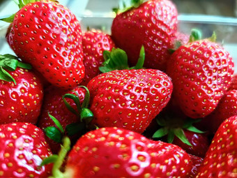 新鲜的多汁的草莓叶子草莓关闭视图