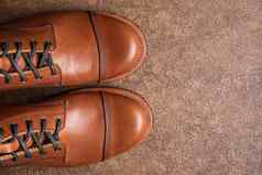 手工制作的棕色（的）皮革靴子