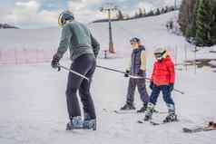 妈妈儿子学习滑雪教练活跃的蹒跚学步的孩子安全头盔护目镜波兰人滑雪比赛年轻的孩子们冬天体育运动家庭孩子们滑雪教训高山学校滑雪赛车雪