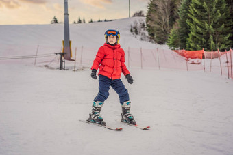 孩子滑雪山活跃的蹒跚学步的孩子安全头盔护目镜波兰人滑雪比赛年轻的孩子们冬天体育运动家庭孩子们滑雪教训高山学校滑雪赛车雪