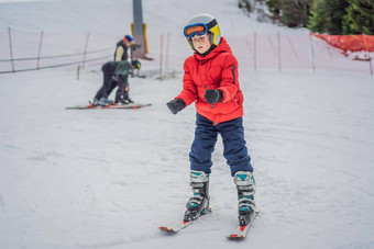 孩子滑雪山活跃的蹒跚学步的孩子安全头盔护目镜波兰人滑雪比赛年轻的孩子们冬天体育运动家庭孩子们滑雪教训高山学校滑雪赛车雪