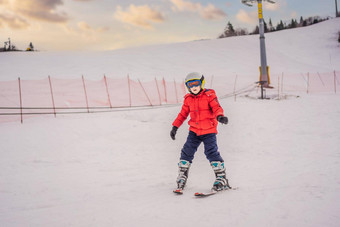 孩子滑雪山活跃的蹒跚学步的孩子安全头盔护目镜波兰人滑雪比赛年轻的孩子们冬天体育运动家庭孩子们滑雪教训高山学校滑雪赛车雪