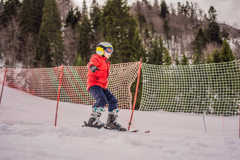 孩子滑<strong>雪</strong>山活跃的蹒跚学步的孩子安全头盔护目<strong>镜</strong>波兰人滑<strong>雪</strong>比赛年轻的孩子们冬天体育运动家庭孩子们滑<strong>雪</strong>教训高山学校滑<strong>雪</strong>赛车<strong>雪</strong>