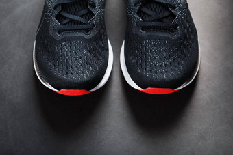 黑色的体育<strong>运动鞋</strong>红色的鞋底黑色的背景