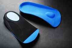 整形鞋垫修正蓝色的颜色脚黑色的背景