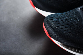 黑色的体育<strong>运动鞋</strong>红色的鞋底黑色的背景