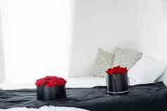 玫瑰花束软焦点玫瑰花束床上浪漫的度蜜月情人节概念