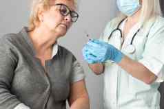 高级疫苗接种概念上了年纪的免疫疫苗手臂流感拍摄肺炎带状疱疹医院护士医生给注射老人病人诊所