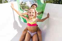 女孩飞溅在户外游泳池夏天快乐孩子们妹妹玩享受阳光明媚的天气公共池