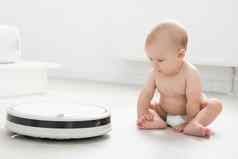 婴儿面粉玩机器人真空更清洁的首页快乐家庭移动公寓