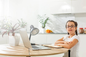 孩子们距离学习可爱的女孩移动PC首页教育在线研究首页研究技术科学未来距离学习家庭作业女学生孩子们生活方式概念
