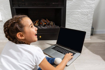 孩子们距离学习可爱的女孩移动PC首页教育在线研究首页研究技术科学未来距离学习家庭作业女学生孩子们生活方式概念