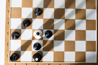 国际象棋一块孤立的白色背景建议<strong>战略</strong>行为