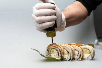 烹饪手使日本<strong>寿司</strong>卷日本老板工作准备<strong>美味</strong>的<strong>寿司</strong>卷鳗鱼鳄梨开胃的日本食物