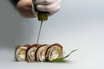 特写镜头老板手准备日本食物日本老板使寿司餐厅年轻的老板服务传统的日本寿司