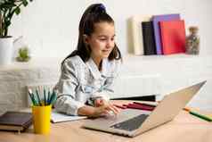 孩子们教育遥远的学习概念学生女孩移动PC电脑首页