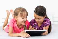 人孩子们技术朋友友谊概念女孩平板电脑电脑首页