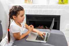 女孩孩子螺柱研究在线类移动PC首页正常的科维德冠状病毒社会距离首页学校教育
