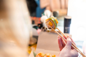 关闭筷子采取部分寿司卷表格餐厅吃寿司卷筷子