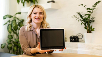 年轻的微笑女人显示空白平板电脑电脑屏幕办公室焦点平板电脑电脑
