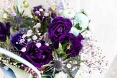 紫色的花束玫瑰菊花白色背景
