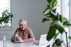 上了年纪的女人坐着移动PC银行终端