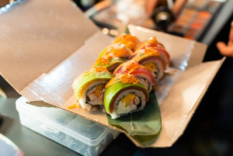 关闭筷子采取部分寿司卷表格餐厅吃寿司卷筷子