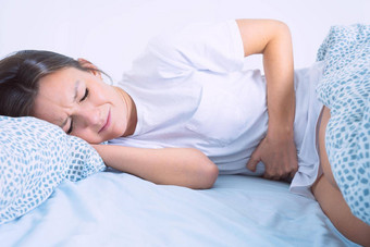 女人床上痛苦月经疼痛胃疼痛腹部疼痛月经期下午