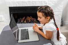 年轻的女孩参加在线学校类研究锁学校关闭由于科维德技术封锁学习首页概念
