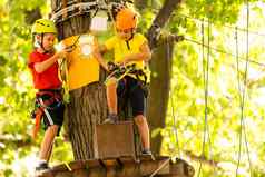 快乐孩子攀爬树绳子公园登山者孩子早期童年发展拧成绳状公园平衡梁绳子桥梁绳子公园攀爬中心