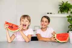 孩子们吃片西瓜孩子们吃水果在户外健康的零食孩子们