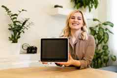 女人显示平板电脑电脑空白黑色的屏幕转脸相机文本广告