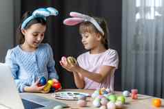 可爱的女孩兔子耳朵绘画复活节鸡蛋孩子们准备春天假期复活节情绪孩子们画鸡蛋