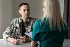 女医生担心军事官讨论问题心理治疗治疗