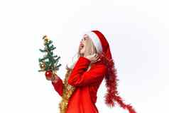 女人穿着圣诞老人假期装饰圣诞节树