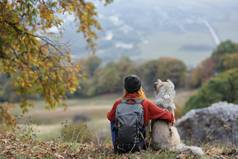 女人旅行山狗友谊