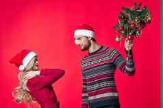 快乐的年轻的夫妇圣诞节假期红色的背景装饰
