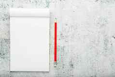 记事本红色的铅笔白色贴墙背景教育写目标的行为