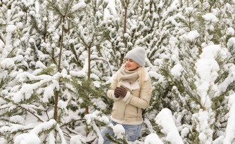 年轻的笑快乐高加索人女人松分支机构冬天森林积极的情绪走雪天气