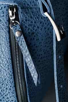 锁扣特写镜头元素蓝色的背包使真正的皮革黑暗背景手工制作的