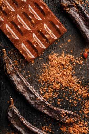 豆荚角豆树巧克力酒吧黑色的背景糖果巧克力糖果使角豆树水果
