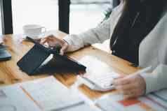 亚洲会计女人工作审计预算金融公司木桌子上办公室咨询业务税概念