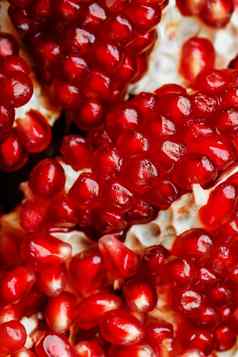 红色的成熟的多汁的种子新鲜的石榴水果特写镜头