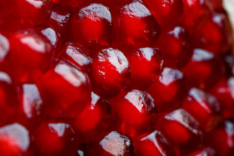 红色的成熟的多汁的<strong>种子</strong>新鲜的石榴水果特写镜头
