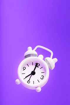 白色复古的风格报警时钟悬浮孤立的紫色的背景
